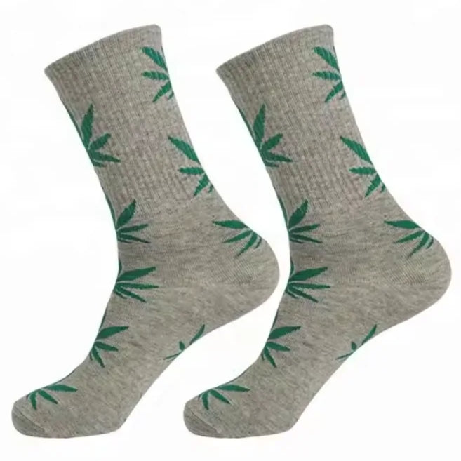 Chaussettes gris avec feuilles de cannabis vertes