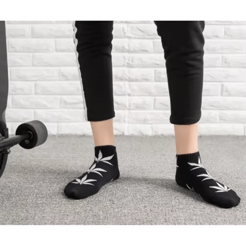 Chaussettes noires avec feuilles de cannabis blanches