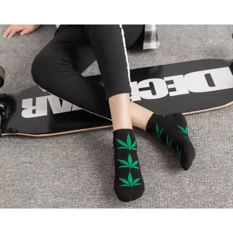 Chaussettes noires avec feuilles de cannabis vertes